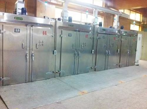 De oven die wordt gebruikt bij het onderdompelen en drogen van transformator spoelen in de transformatorindustrie